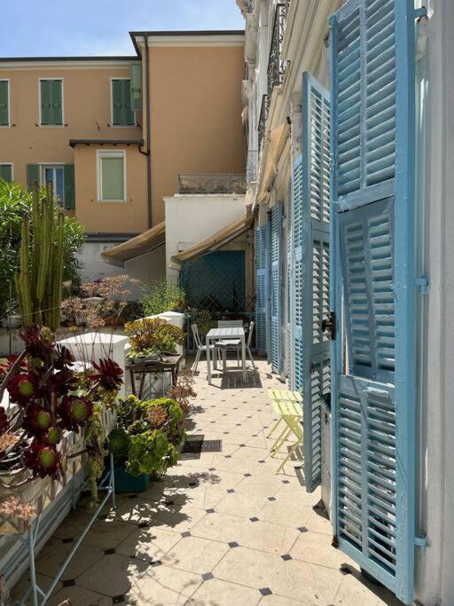 Beautiful Garden Apartment Steps From The Beach Мантон Екстер'єр фото